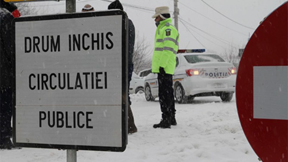 Drumuri ÎNCHISE în țară - Trafic întrerupt din cauza vizibilității foarte reduse pe carosabil pe mai multe artere rutiere