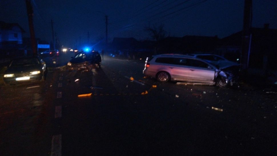 Scene de groază pe o șosea din municipiul Gherla! Doi stâlpi rutieri, rupți în urma impactului dintre două mașini