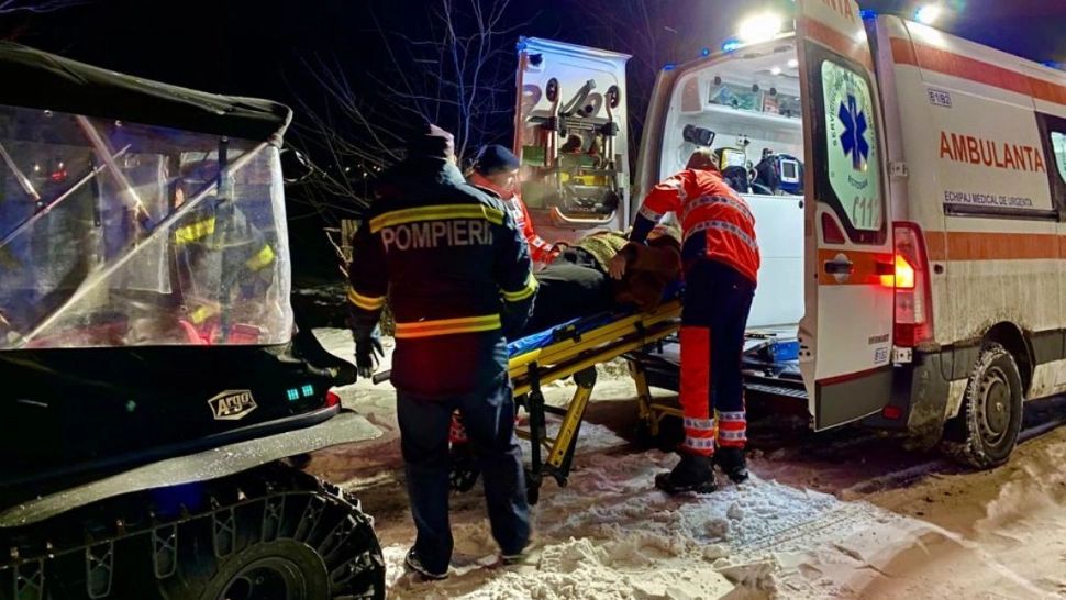 O bătrână bolnavă, salvată din mijlocul nămeților cu șenilata 