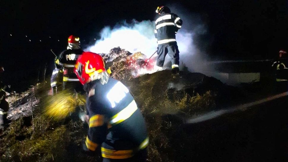 FOTO | Incediu puternic la un depozit din județul Giurgiu. Au ars 20 de tone de furaje