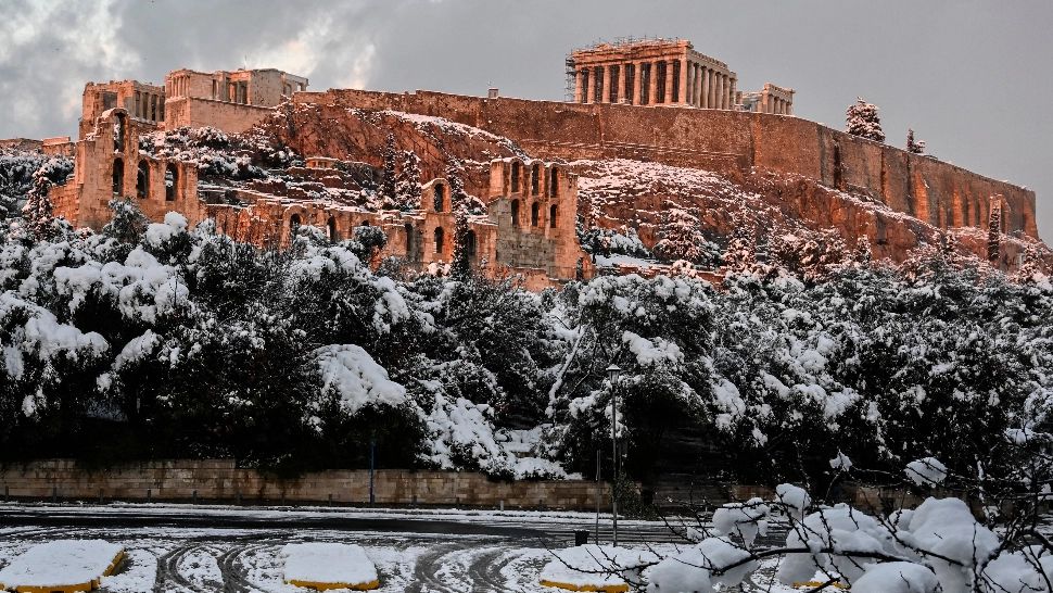 Imagini spectaculoase din Atena: clădirile antice de pe Acropole, acoperite de zăpadă - FOTO