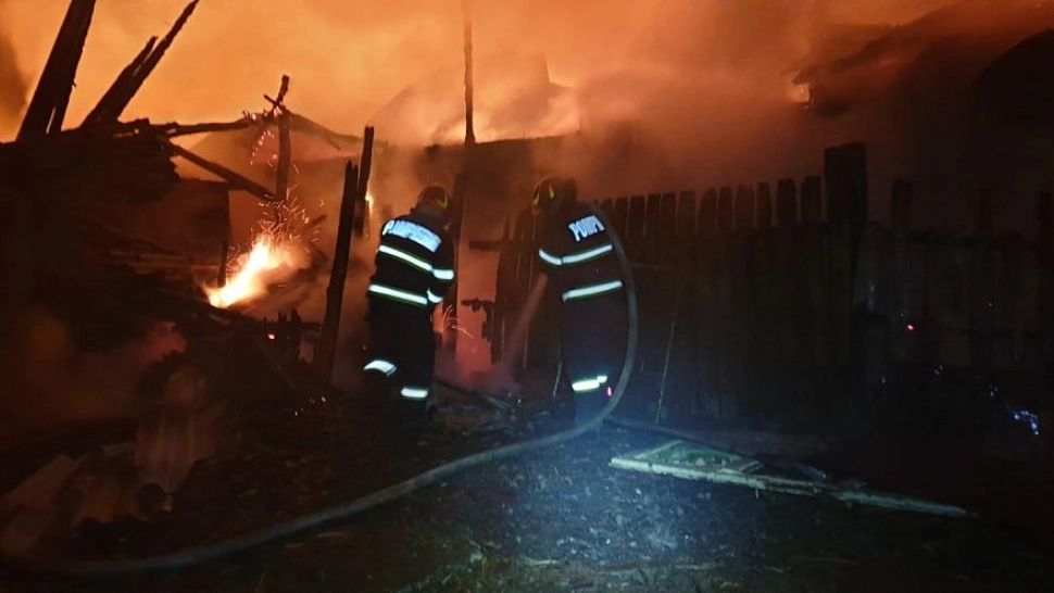 O femeie din Botoșani a decedat din cauza incendiului provocat de jarul căzut din sobă