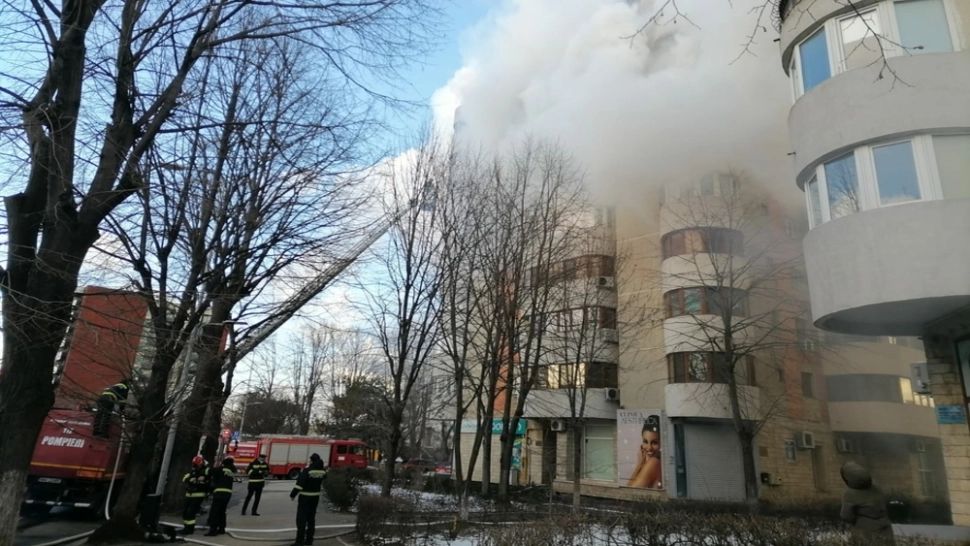 Pompierii din Constanța nu aveau scară la locul intervenției. Femeia care s-a aruncat de la etajul 6 după ce i-a luat casa foc a căzut între aceștia