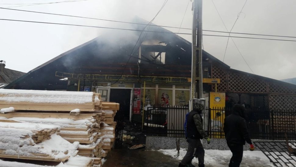 Se întâmplă în Vaslui: Pompieri agresați în timp ce încercau să stingă un incendiu