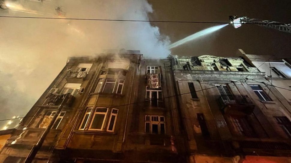VIDEO Incendiu puternic în Capitală - A ars un bloc de locuințe - Imagini spectaculoase cu intervenția pompierilor