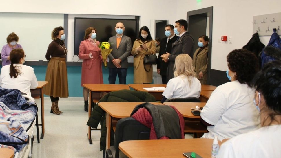 Primarul sectorului 2 și fostul ministru Monica Anisie, vizită într-o școală și o grădiniță, în ciuda restricțiilor COVID