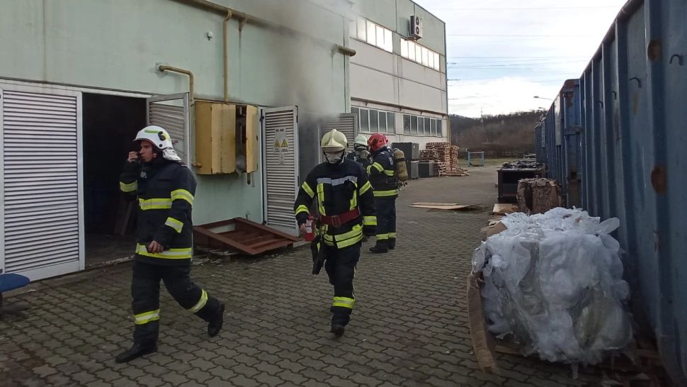 Incendiu puternic la o fabrică de confecții textile. Zeci de persoane, EVACUATE de urgență în Reșița