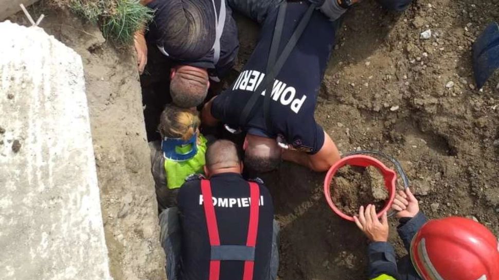 Clipe de groază: un muncitor a fost prins sub pământ! Intervenția pompierilor este contracronometru 