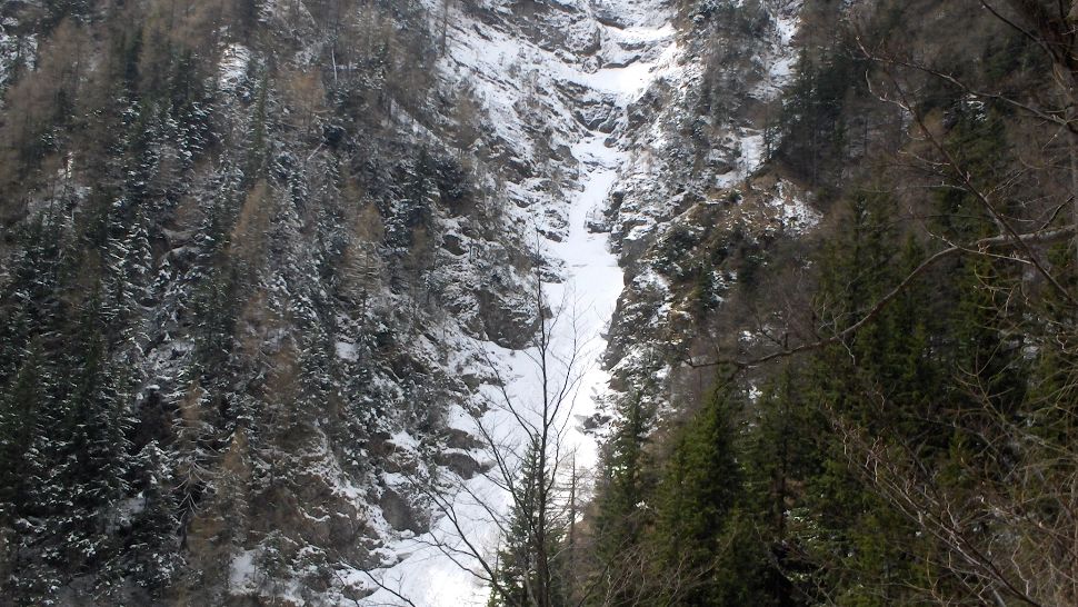 Turistul care a rămas blocat pe Valea Ţapului din masivul Bucegi şi-a săpat o vizuină în care a petrecut noaptea