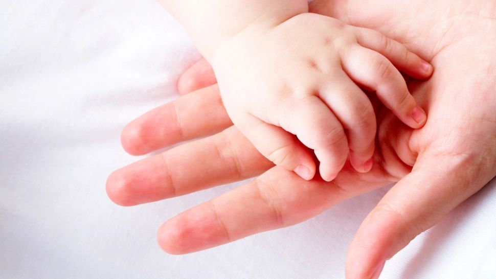 Un bebeluș din Botoșani, infectat cu Covid, vindecat de anticorpii mamei 