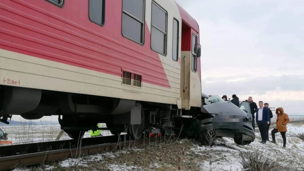 FOTO Accident cumplit în județul Iași. Autoturism lovit de tren, doi oameni au murit