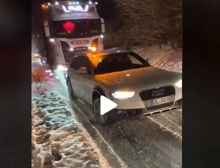 VIDEO – Imagini fabuloase cu un autoturism care tracteaza un TIR blocat în zăpadă