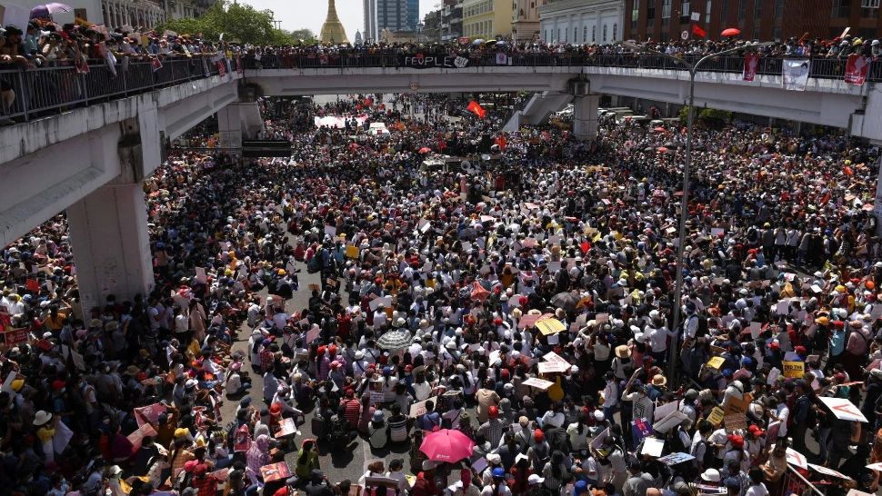 Situația escaladează în Myanmar. O tânără a murit după ce a fost împuşcată în cap în timpul ultimelor proteste