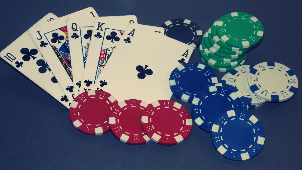 A jucat poker în loc să stea în carantină! Ce au descoperit polițiștii într-un apartament din Sectorul 6