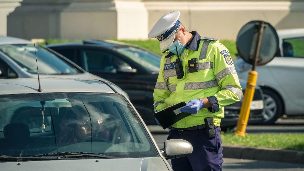Un bărbat prins fără permis la volan a încercat să dea MITĂ ONLINE 