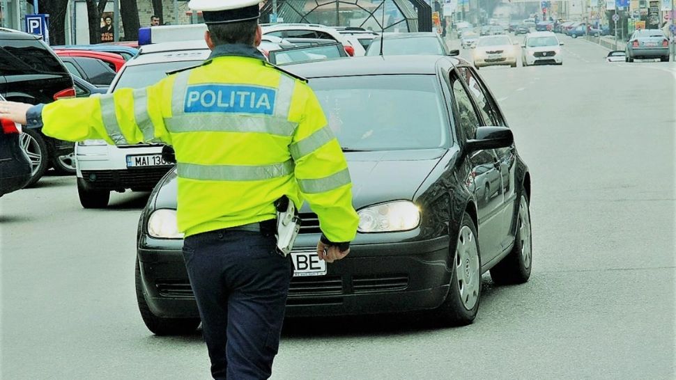 Doi poliţişti de la Rutieră, loviţi de o maşină în timp ce dirijau traficul - Ei au fost luați pe capotă și au ajuns de urgență la spital