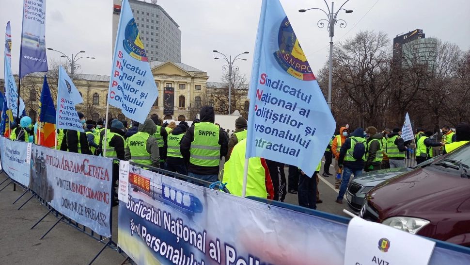Bugetarii protestează în Piața Victoriei pentru un salariu minim decent și pensii echitabile - Lista de revendicări