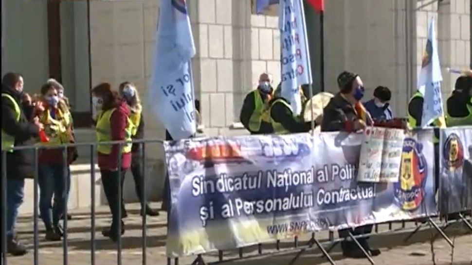 Înghețarea pensiilor și tăierea sporurilor scot oamenii în stradă. Sindicaliștii de la ”Cartel Alfa” pichetează sediul Ministerului Finanțelor