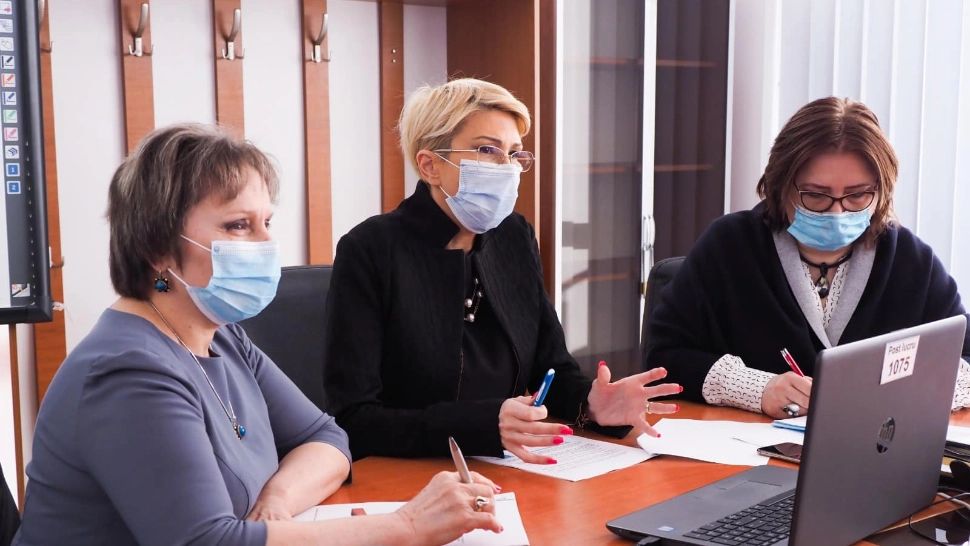 Raluca Turcan, politici pentru persoanele vulnerabile: „Au fost identificate 180 de familii cu copii cu risc de abandon școlar”