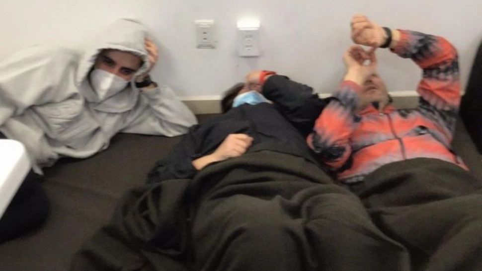 COȘMAR pentru zeci de români blocați în Mexic. Declarații, în exclusivitate, de la românii ce stau în condiții mizere pe aeroportul din Cancun - AUDIO