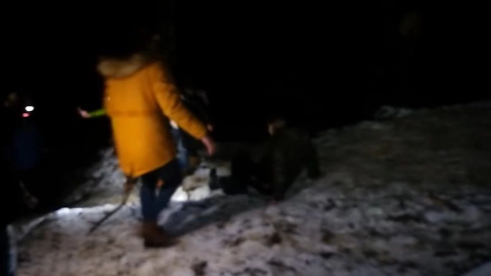 CUM au coborât în Bușteni câțiva bucureșteni în blugi și ghetuțe de oraș pe poteca înghețată de la Urlătoarea. Intervenția Salvamont