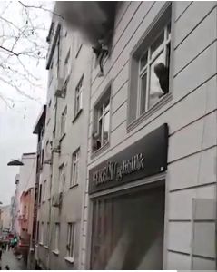 VIDEO Gest EXTREM! O mamă le-a dat drumul copiilor pe geam pentru a-i salva dintr-un incendiu