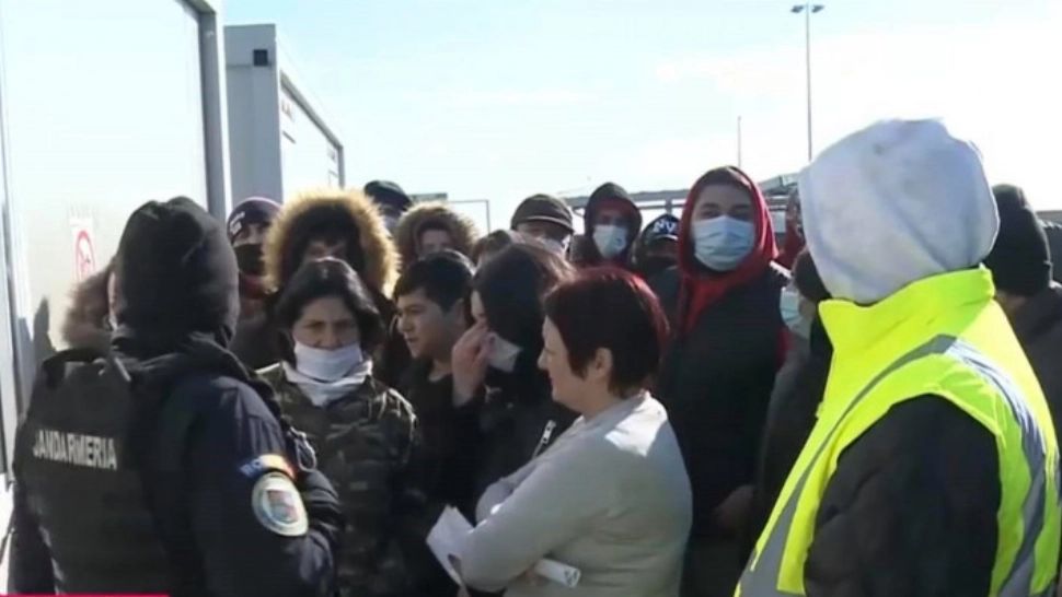 Scandal în Vama Nădlac. Zeci de oameni stau ore în șir la cozi, fără distanțare, pentru a fi verificați