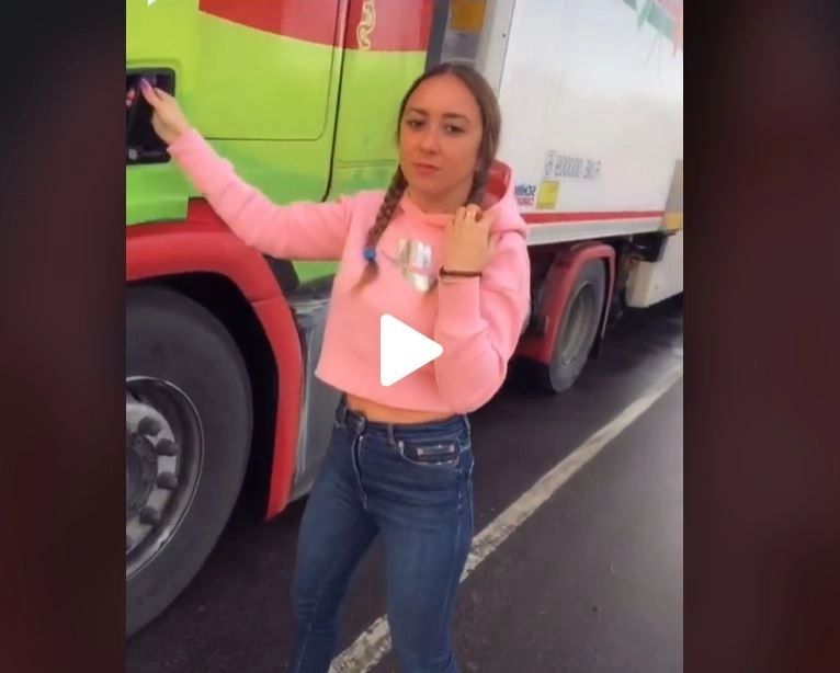 VIDEO – Unul dintre cele mai mari secrete ale șoferilor de TIR a fost dezvăluit de o tânăra. Ce ascund în interiorul ușii