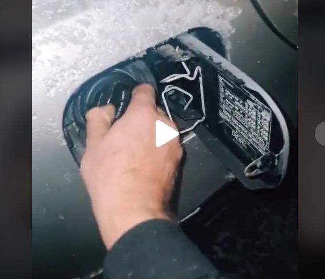 VIDEO – Trucul pe care cei mai mulți șoferi nu-l știu – Cum se alimentează corect mașină cu combustibil, fără să te murdărești