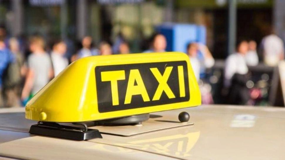 VIDEO  |  Imaginile MOMENTULUI. Taximetrist, filmat de un client când joacă la păcănele în timpul cursei