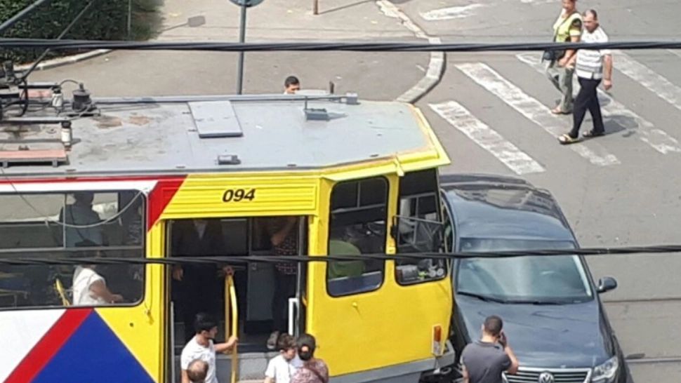 Un tramvai a deraiat și a intrat într-un autoturism  - O persoană din tramvai este asistată medical la locul intervenției