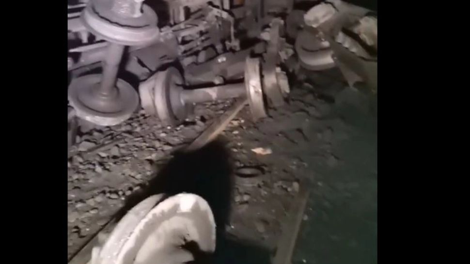 VIDEO - Un tren a deraiat și s-a răsturnat pe carosabil - Imagini spectaculoase