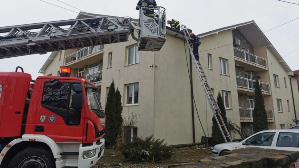 Incendiu la acoperișul unui bloc de locuințe din Alba Iulia! Opt persoane, EVACUATE