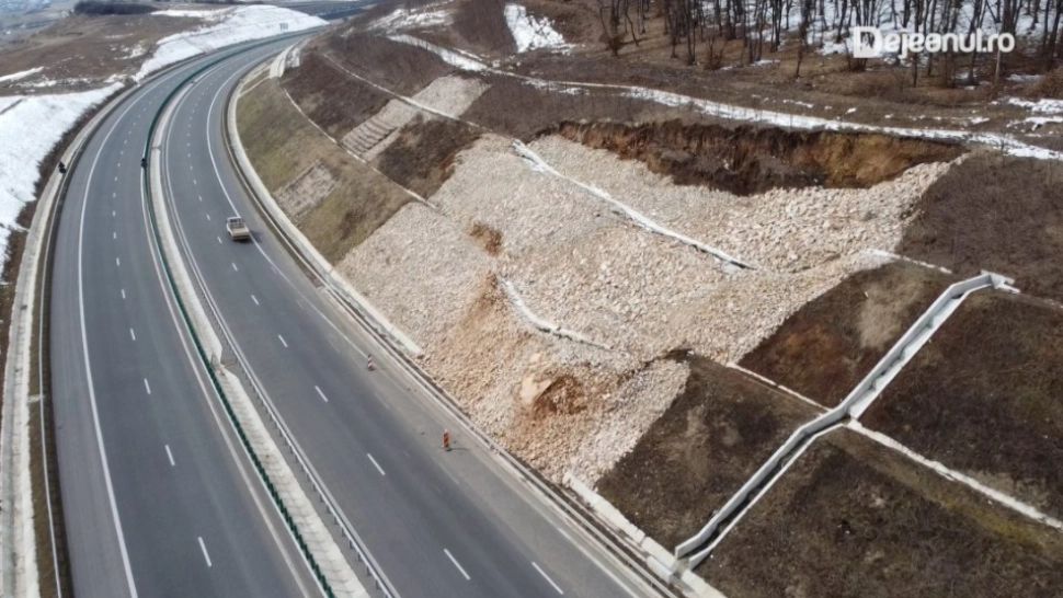Porțiune din Autostrada Transilvania, afectată de o alunecare de teren. Viteza de circulație, LIMITATĂ la 60 km/oră