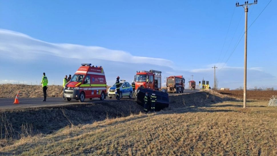 Accident pe DN12, între Sfântu Gheorghe şi Olteni: O mașină s-a răsturnat