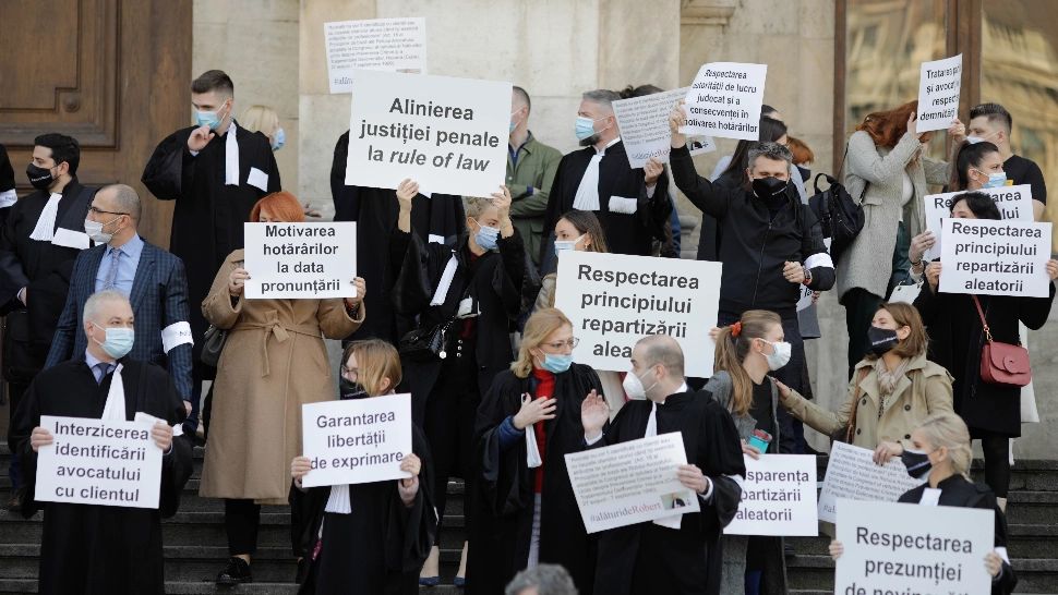 PROTEST la Curtea de Apel București! Avocații au cerut motivarea hotărârii ÎCCJ prin care avocatul Robert Roşu a fost condamnat