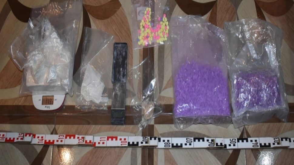 Captură record a polițiștilor brașoveni! Oamenii legii au ridicat aproape 4.000 de pastile de ecstasy și peste un kilogram de cocaină 