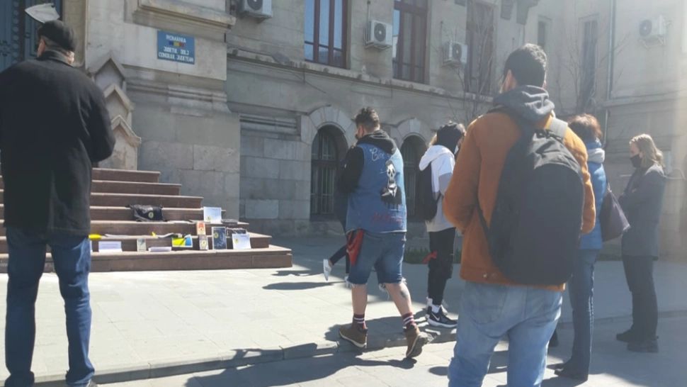 Protest la Craiova, în fața Prefecturii din Dolj: Artiştii independenţi au ieşit în stradă. Care sunt revendicările