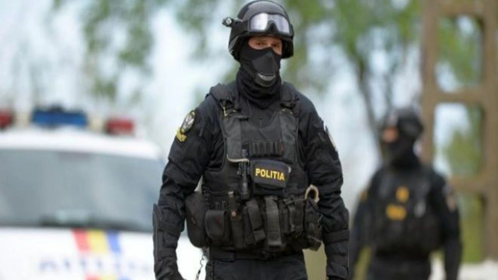 Trei bărbați și o femeie, reținuți într-un dosar de furt calificat. La spargeri a participat şi un bărbat infectat cu COVID-19