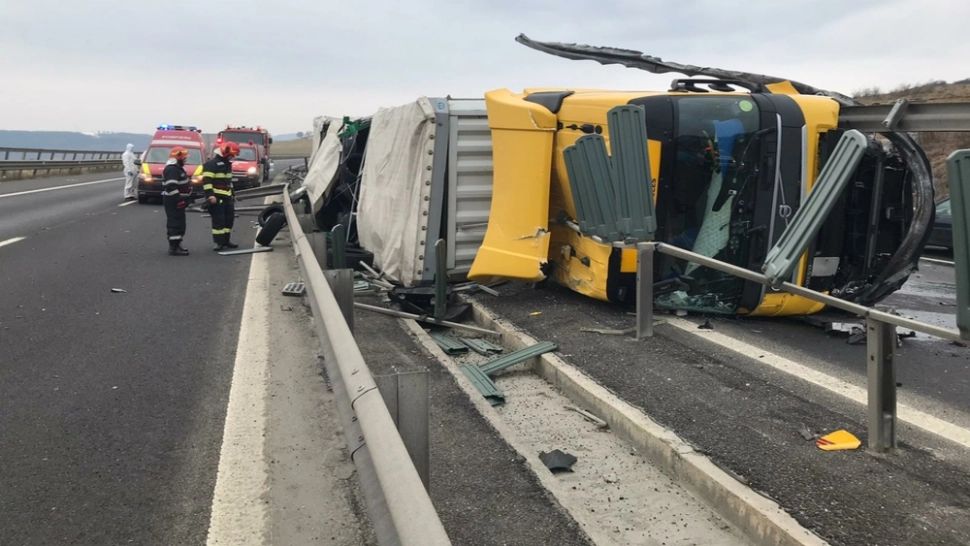 Un TIR s-a răsturnat pe A1: Trafic îngreunat