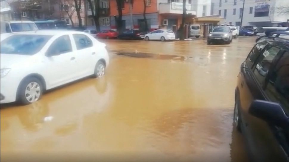 VIDEO Bulevardul Ferdinand din București, închis după o avarie la rețeaua de apă. Cât vor dura lucrările - precizări Apa Nova