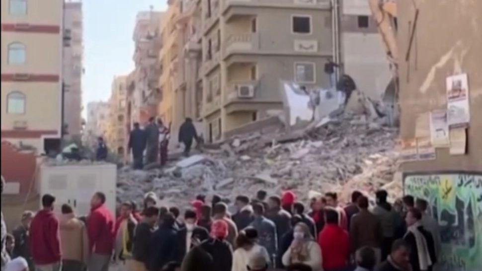 VIDEO Tragedie de proporții. Zeci de victime după ce o clădire rezidențială s-a PRĂBUȘIT în Egipt