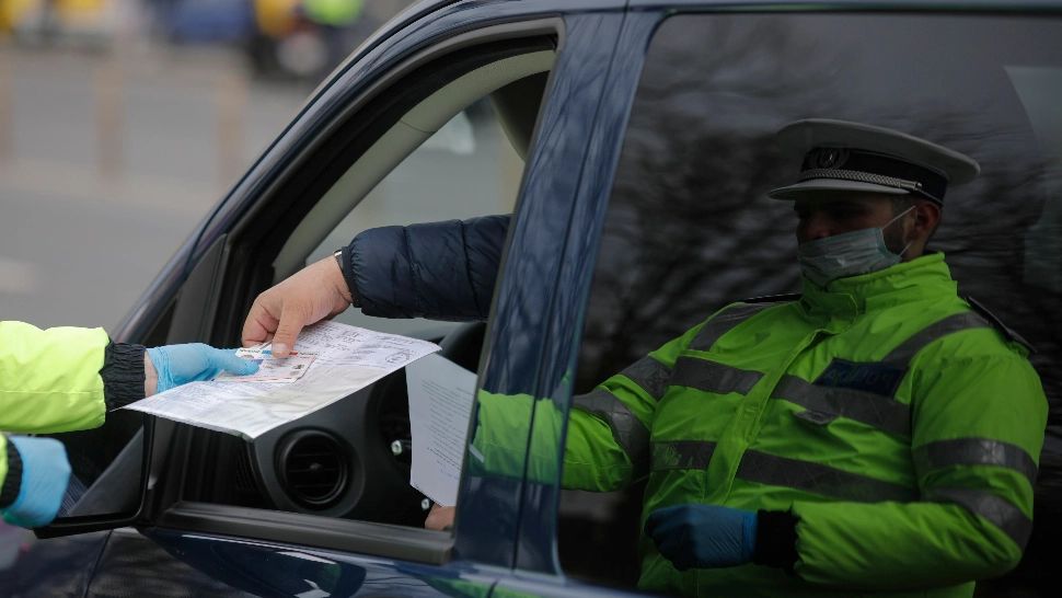 Polițist din Vaslui în misiune, lăsat fără permis după ce a depășit linia continuă. Explicația șefilor Poliției
