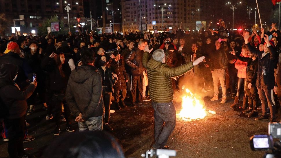 Proteste anti-restricții. Regulile în pandemie, SFIDATE de mii de români - Tensiuni în Piața Victoriei: măști ARSE, petarde și sticle aruncate - VIDEO