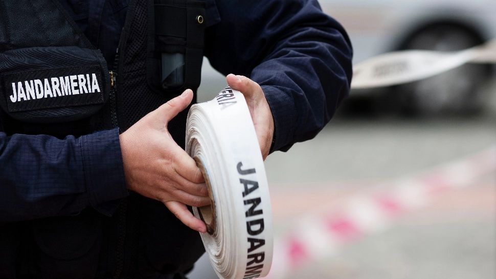 Urmărit general, prins în timp ce ardea plasticul de pe cabluri ca sa vândă cuprul. Cum a încercat să scape