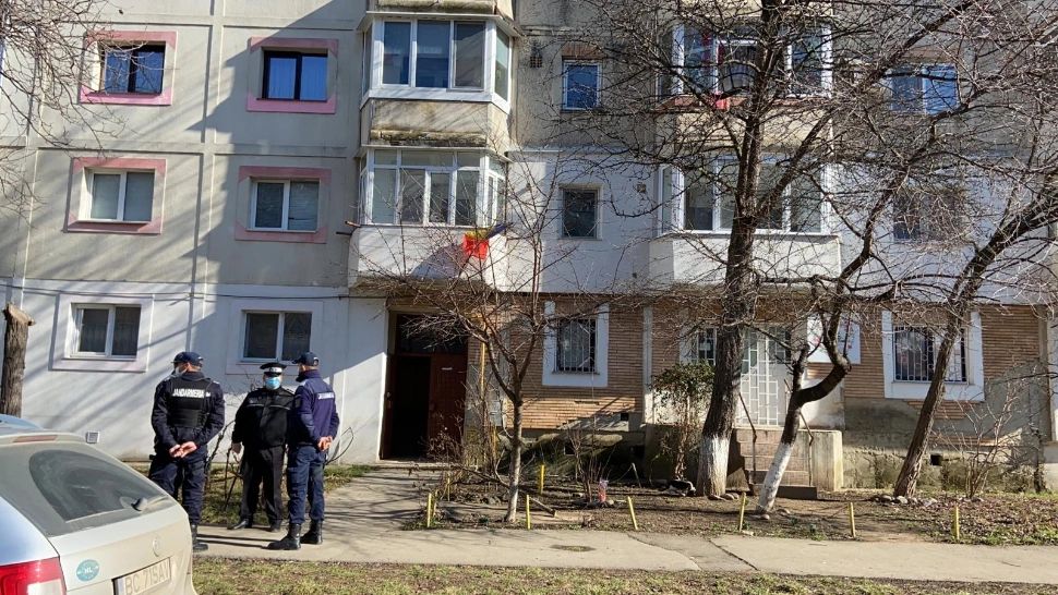 PRIMELE POZE din apartamentul groazei din Onești. Ce a lăsat în urmă criminalul. Imaginile care au șocat anchetatorii 