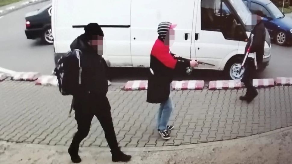 Alertă în Capitală: un bărbat cu o PUȘCĂ a amenințat trecătorii, în parcarea unui supermarket