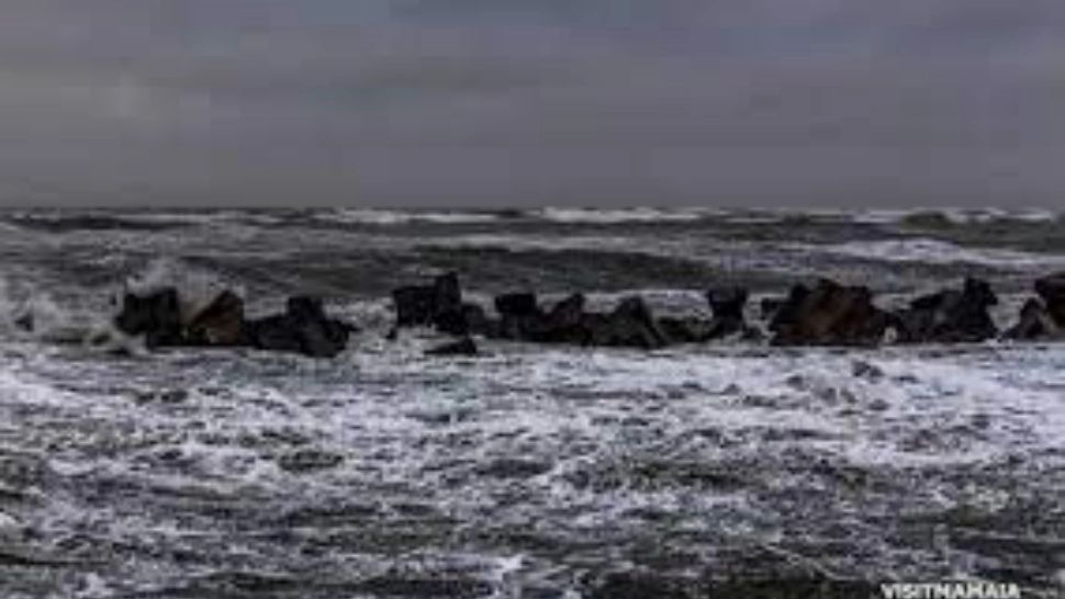 VIDEO Navă rusească scufundată în Marea Neagră. 10 oameni au fost salvați, 2 au murit. Un marinar este căutat