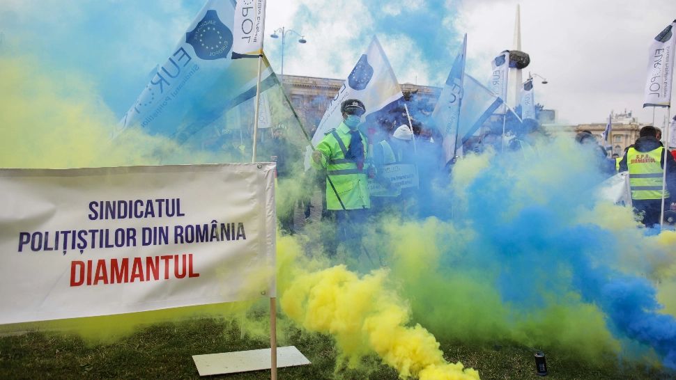 Organizatorii protestului polițiștilor au fost AMENDAȚI cu 6000 de lei - Continuă cercetările pentru aprinderea ilegală a fumigenelor