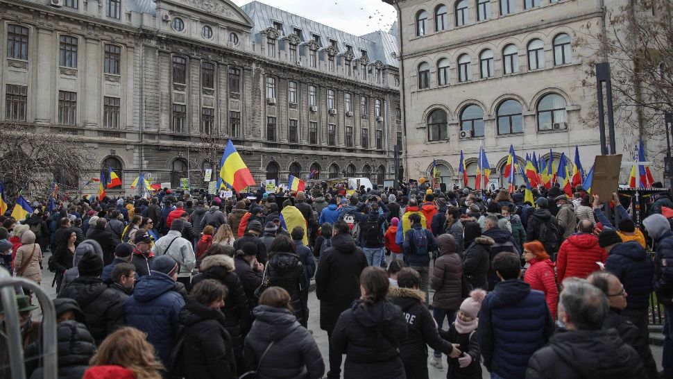 Protest anti-restricții în Capitală. Diana Șoșoacă, discurs delirant - Instigă lumea la nerespectarea măsurilor sanitare
